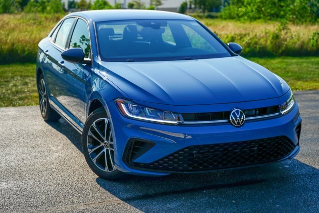 2025 Volkswagen Jetta 1.5T Sport photo 2