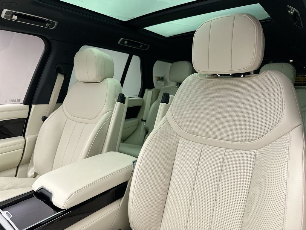 2024 Land Rover Range Rover SE photo 15