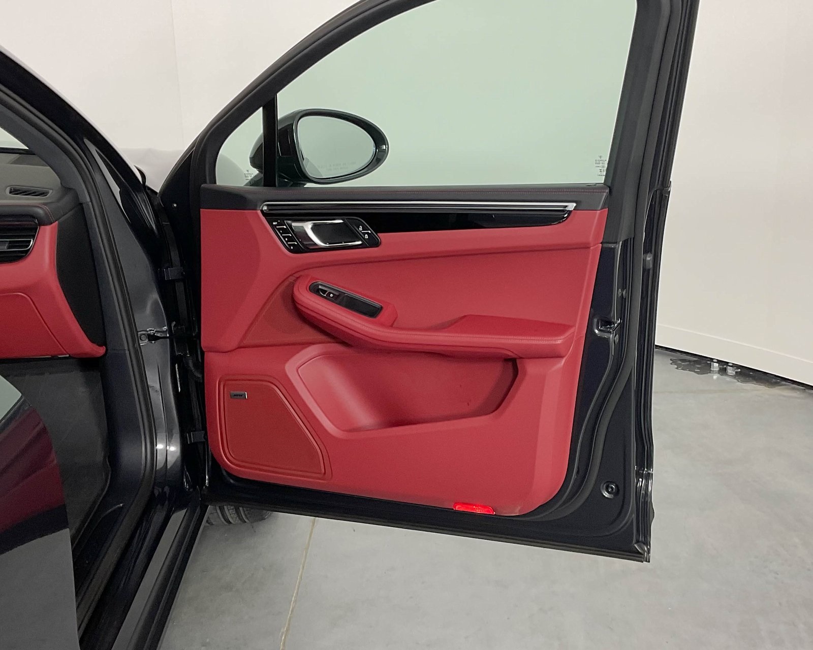 2024 Porsche Macan S photo 23