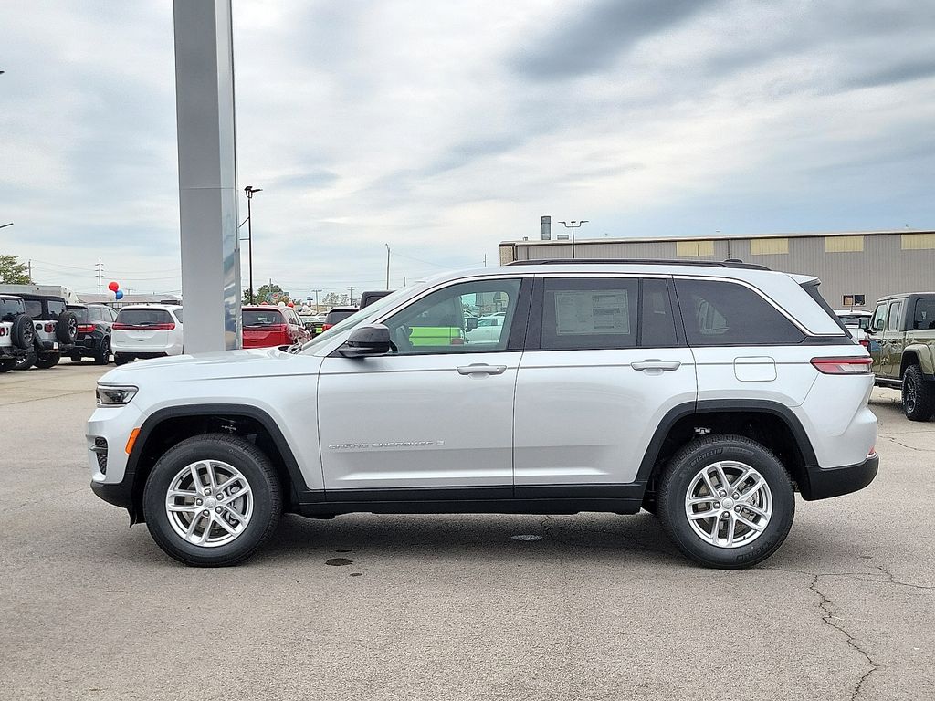 2025 Jeep Grand Cherokee Laredo X photo 3