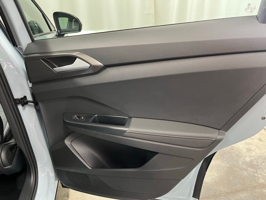2025 Volkswagen Taos SE photo 21