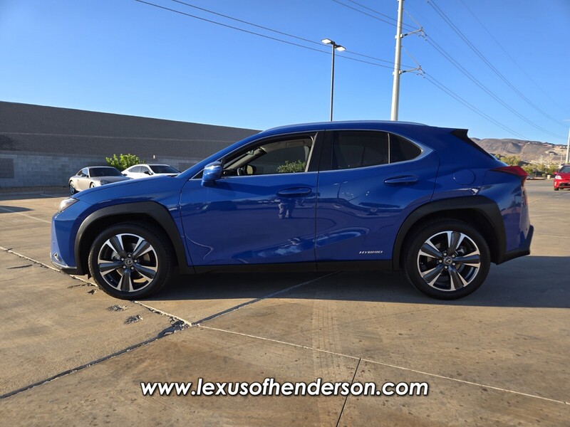 2022 Lexus UX photo 3