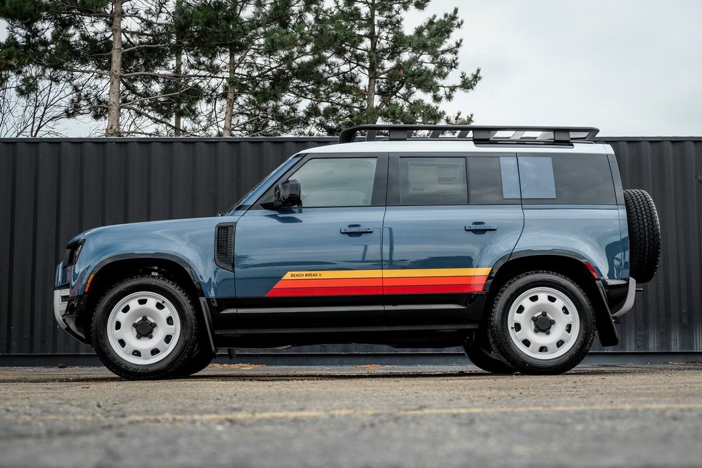 2025 Land Rover Defender 110 S photo 2