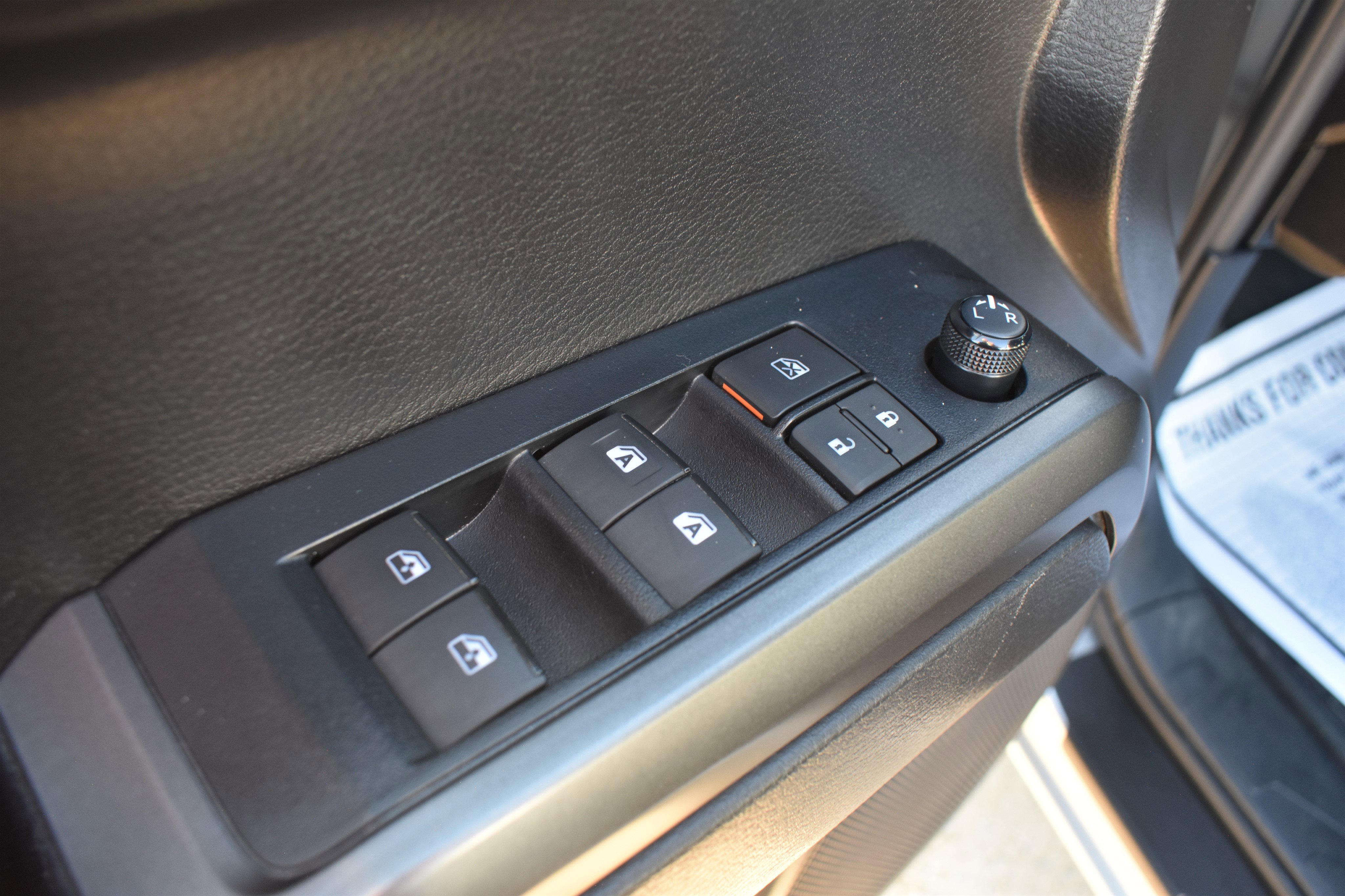 2023 Toyota Tacoma 4x4 SR5 photo 2