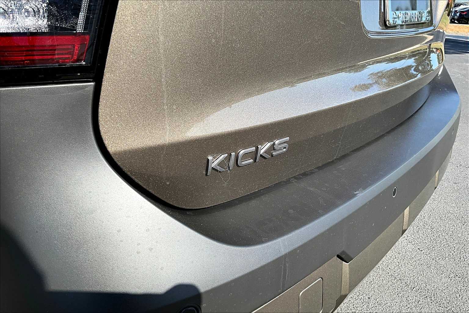 2025 Nissan Kicks SV photo 14