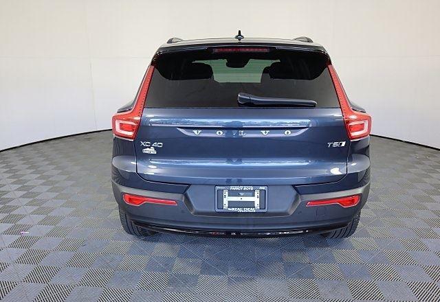 2022 Volvo XC40 R-Design photo 2