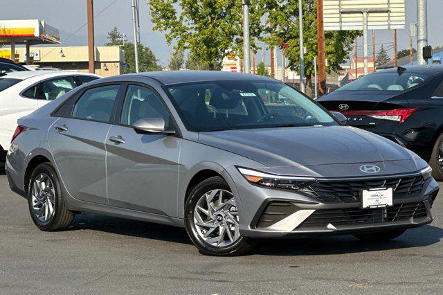 2025 Hyundai Elantra Hybrid Blue photo 2