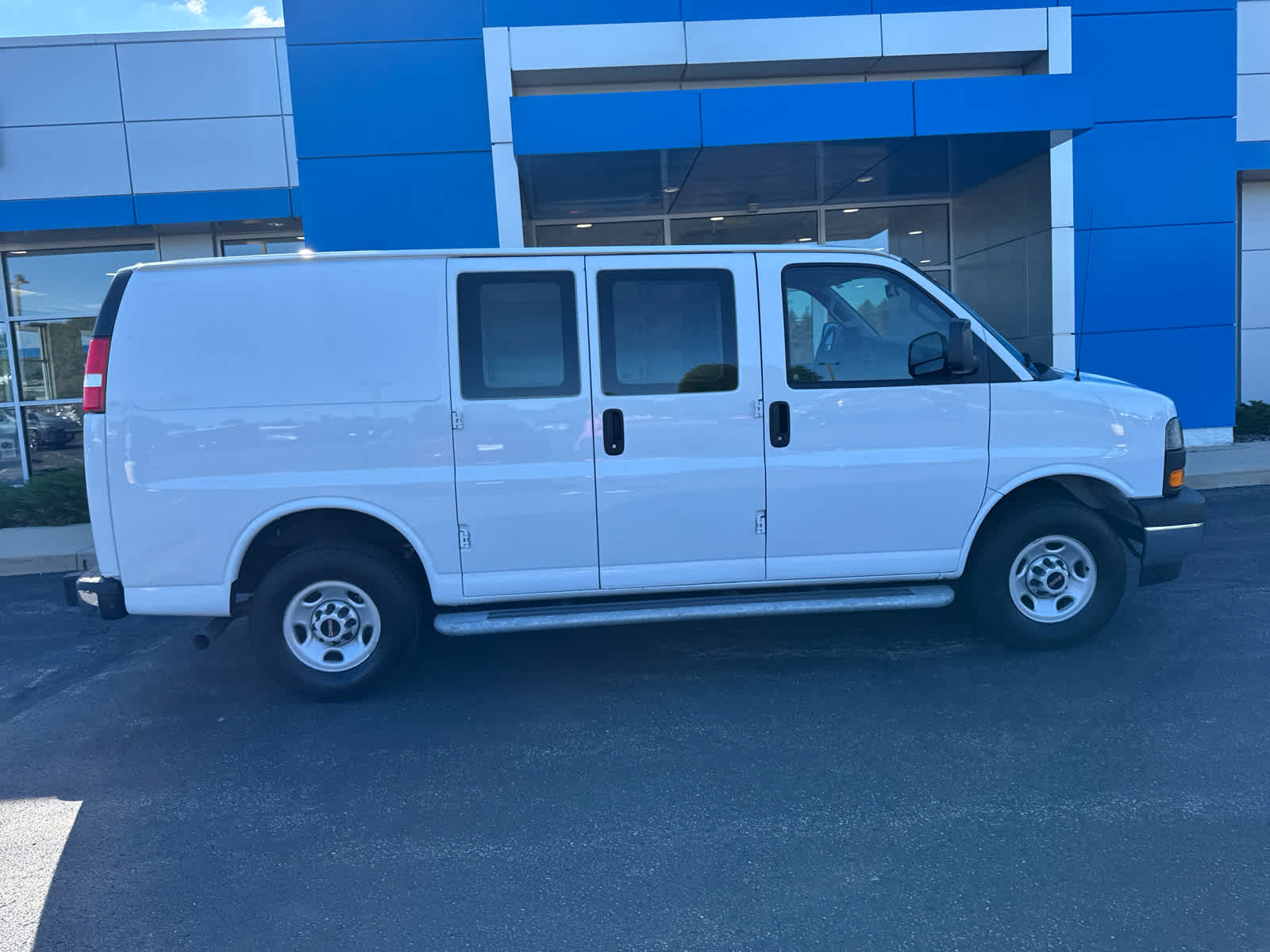 2024 Gmc Savana Cargo 2500 photo 3