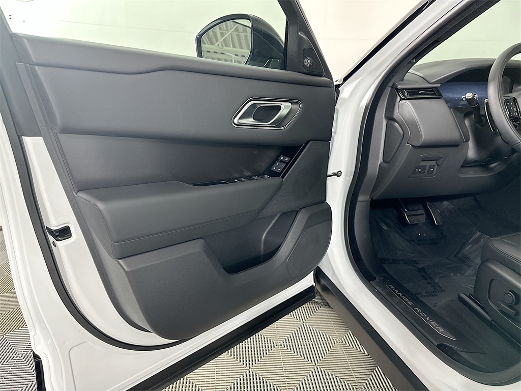 2026 Land Rover Range Rover Velar SE photo 18