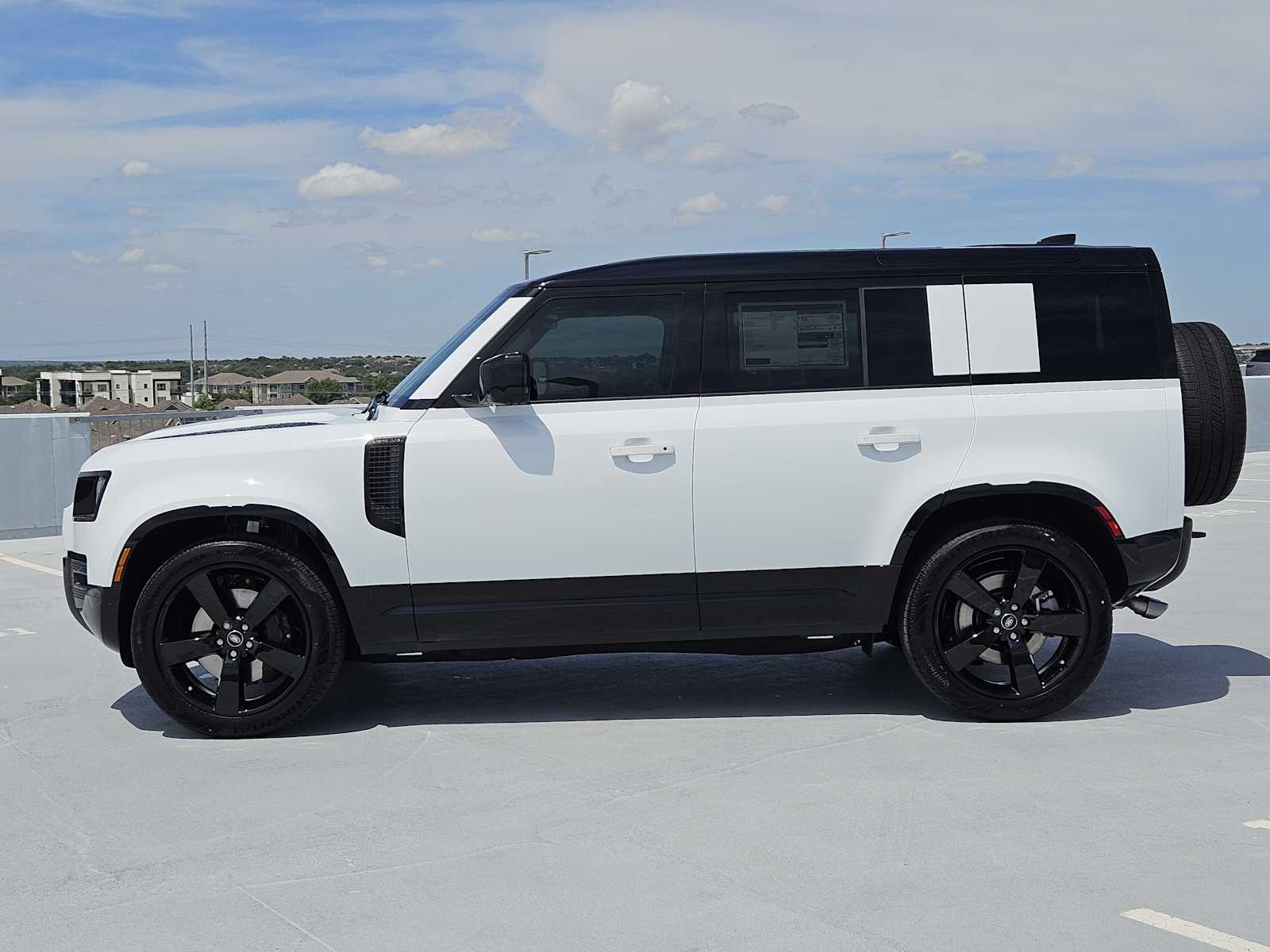 2025 Land Rover Defender 110 X-Dynamic SE photo 4