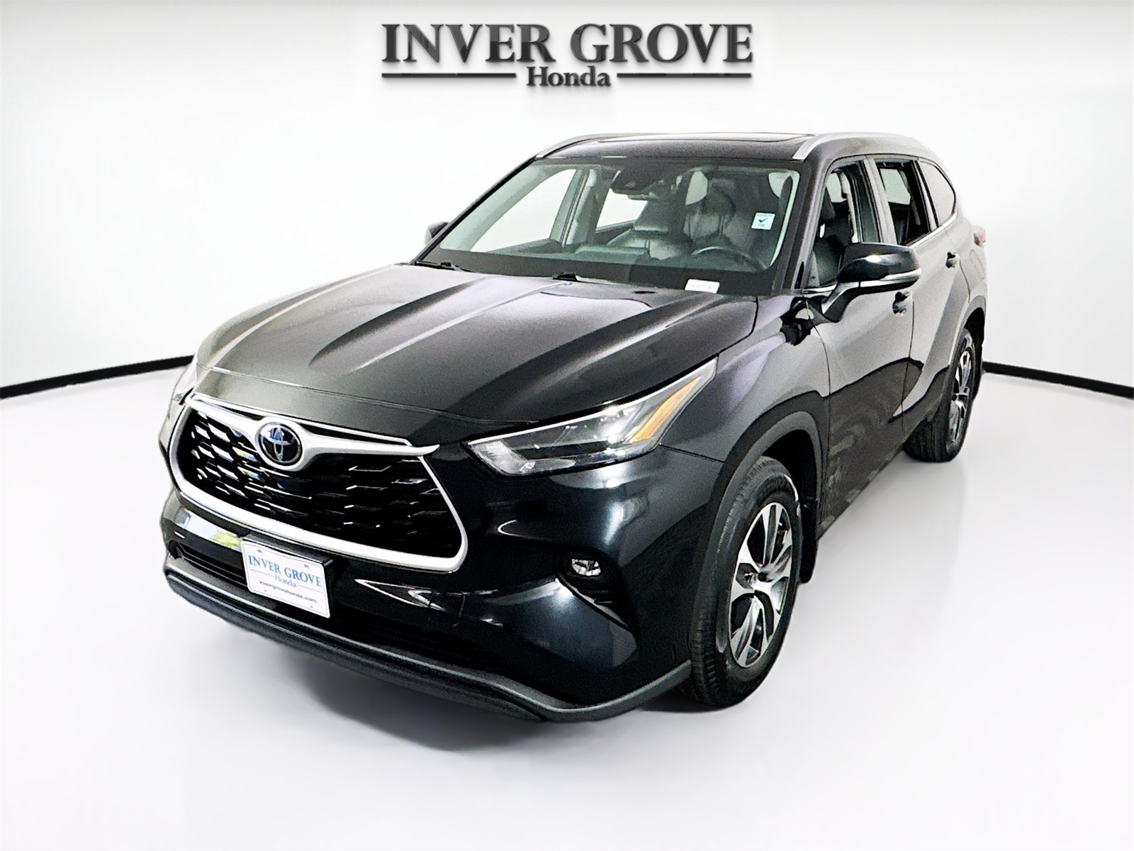 Used 2022 Toyota Highlander XLE with VIN 5TDGZRBH2NS223740 for sale in Inver Grove Heights, Minnesota