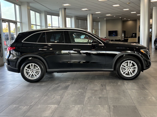 2025 Mercedes Benz GLC 300 4MATIC photo 2