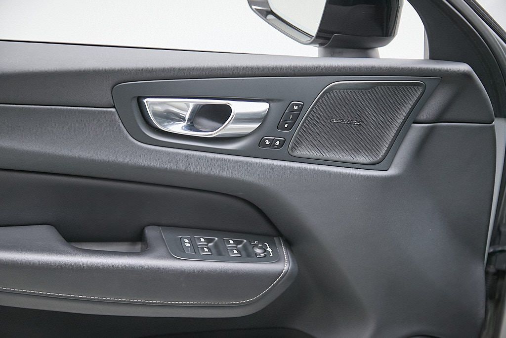 2023 VOLVO XC60 - Image 10