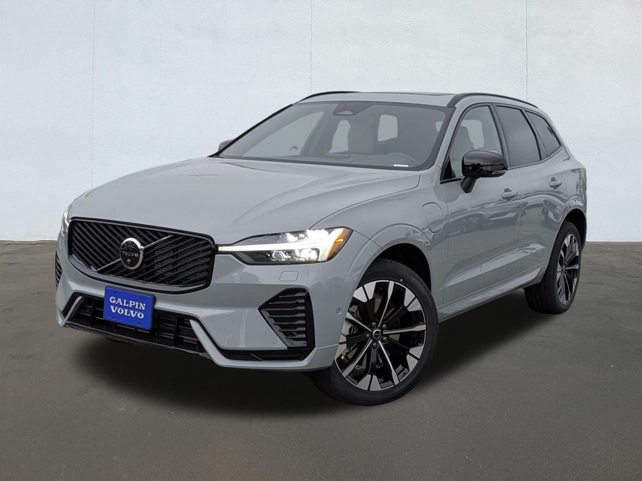 2026 Volvo XC60 Plus's photo