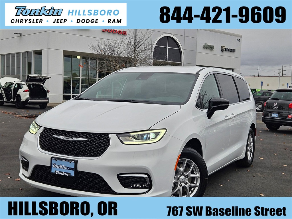 2026 Chrysler Pacifica Select's photo