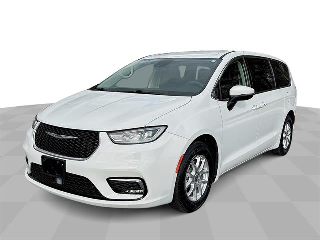2023 Chrysler Pacifica Touring L's photo