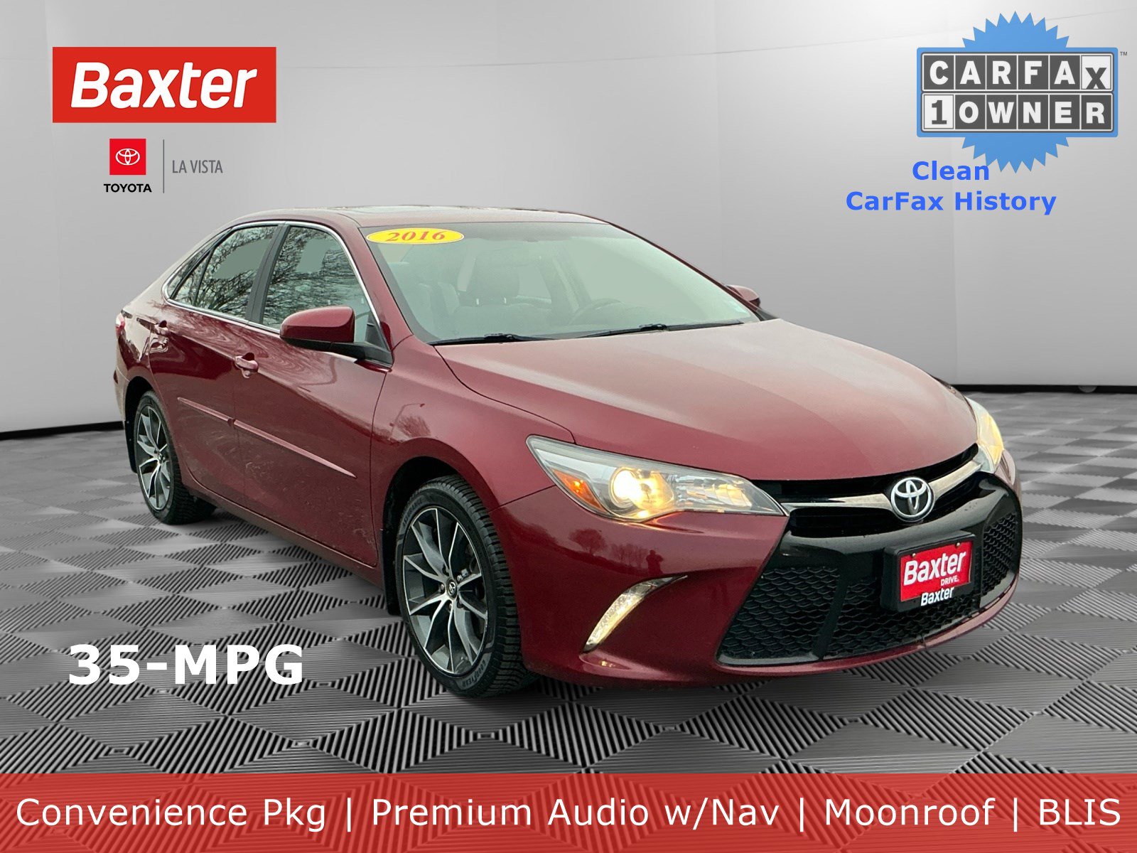 2016 Toyota Camry XSE's photo