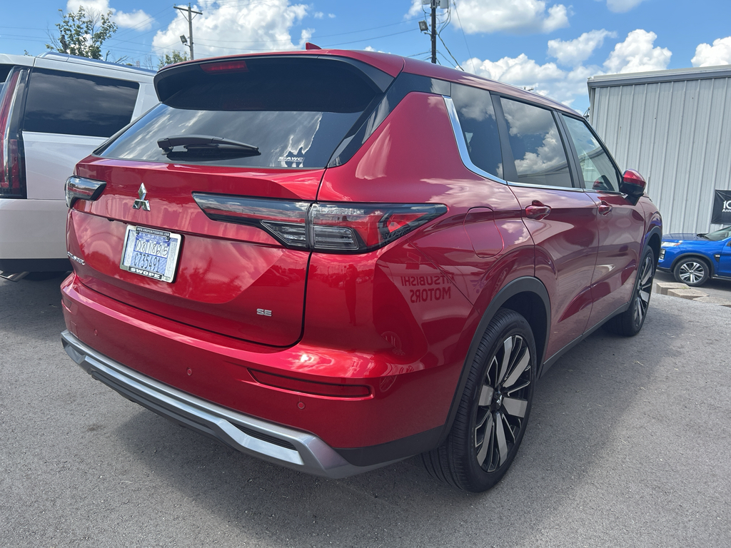 2025 Mitsubishi Outlander SE photo 4