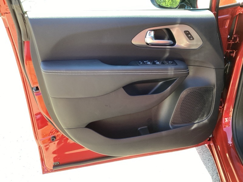 2025 Chrysler Pacifica photo 18