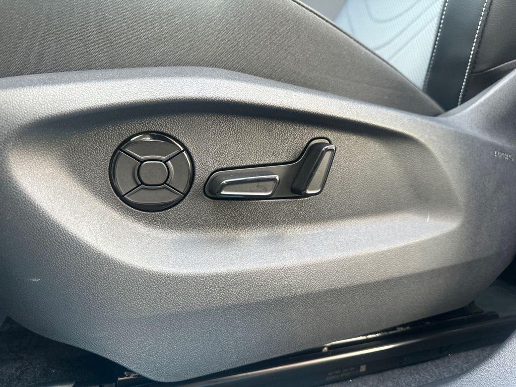 2026 Volkswagen Tiguan SE photo 4