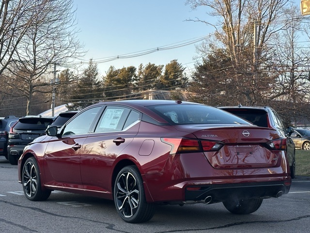 2025 Nissan Altima SR photo 4
