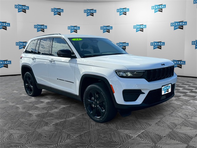 2023 Jeep Grand Cherokee Laredo Altitude photo 3