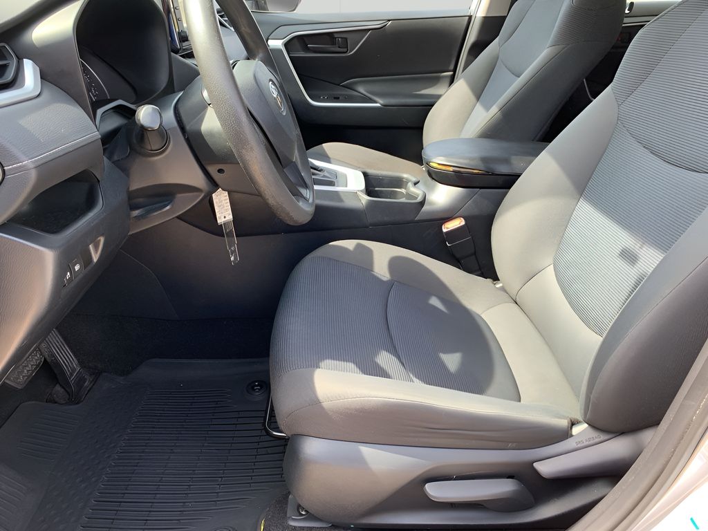 2019 Toyota RAV4 LE photo 8