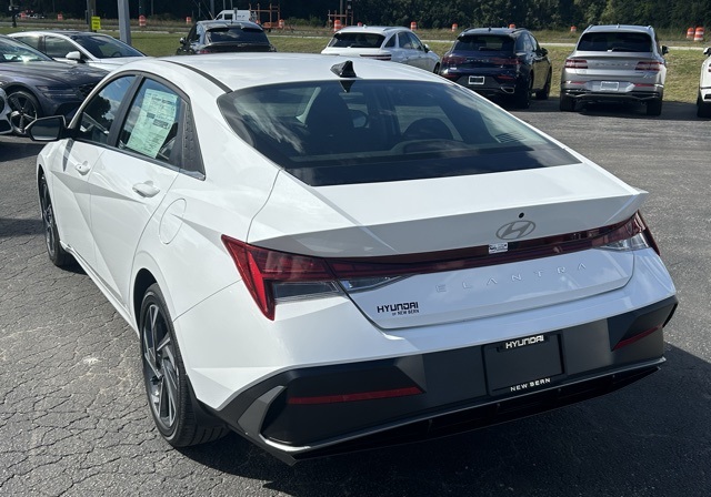 2025 Hyundai Elantra SEL Convenience photo 2
