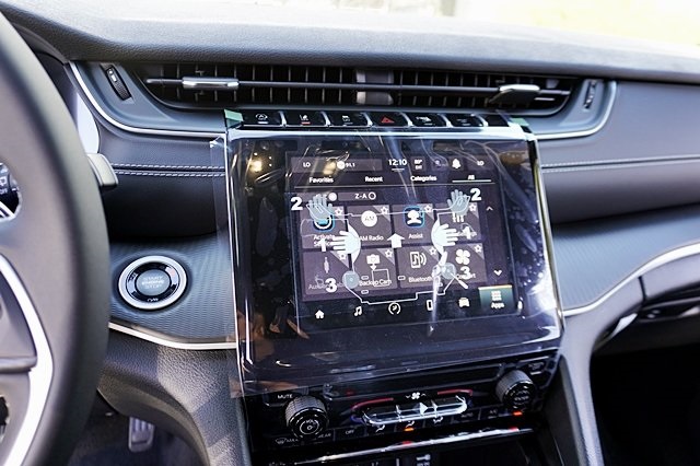 New 2024 Bright White Clear-Coat Exterior Paint Jeep Laredo image 30