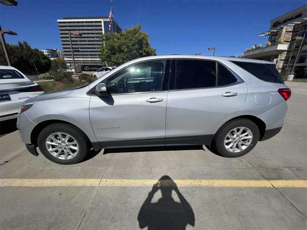 2018 Chevrolet Equinox LT photo 2