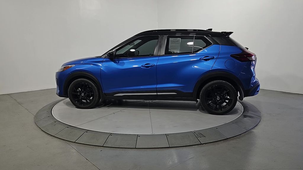 2021 Nissan Kicks SR photo 2