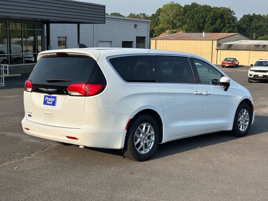 2023 Chrysler Voyager LX photo 3