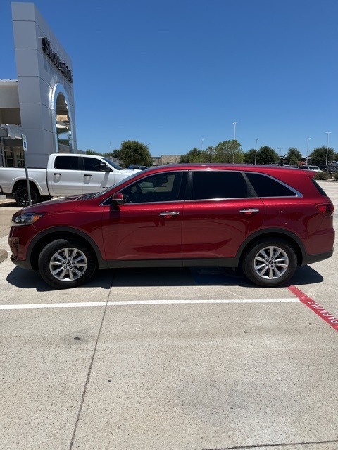 Used 2020 Kia Sorento LX with VIN 5XYPG4A38LG668086 for sale in Granbury, TX