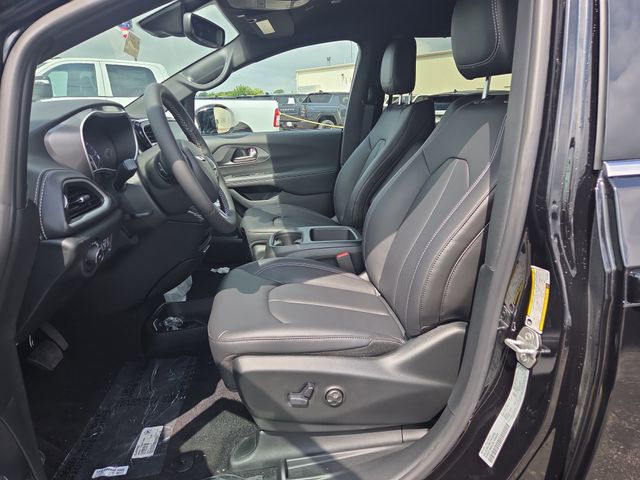 2026 Chrysler Pacifica photo 4