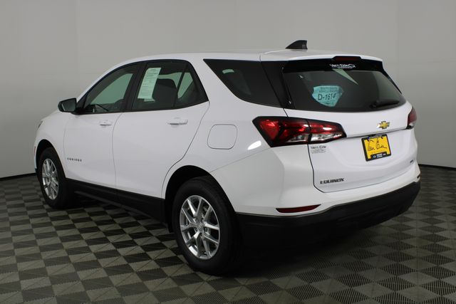 2023 Chevrolet Equinox LS photo 3