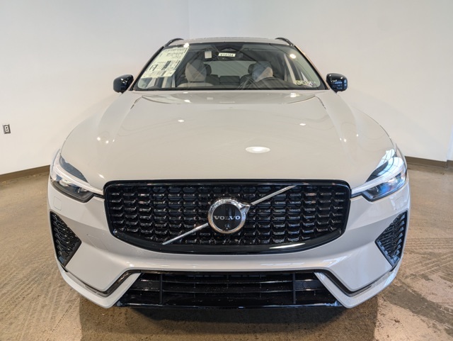 2025 Volvo XC60 B5 Plus photo 2