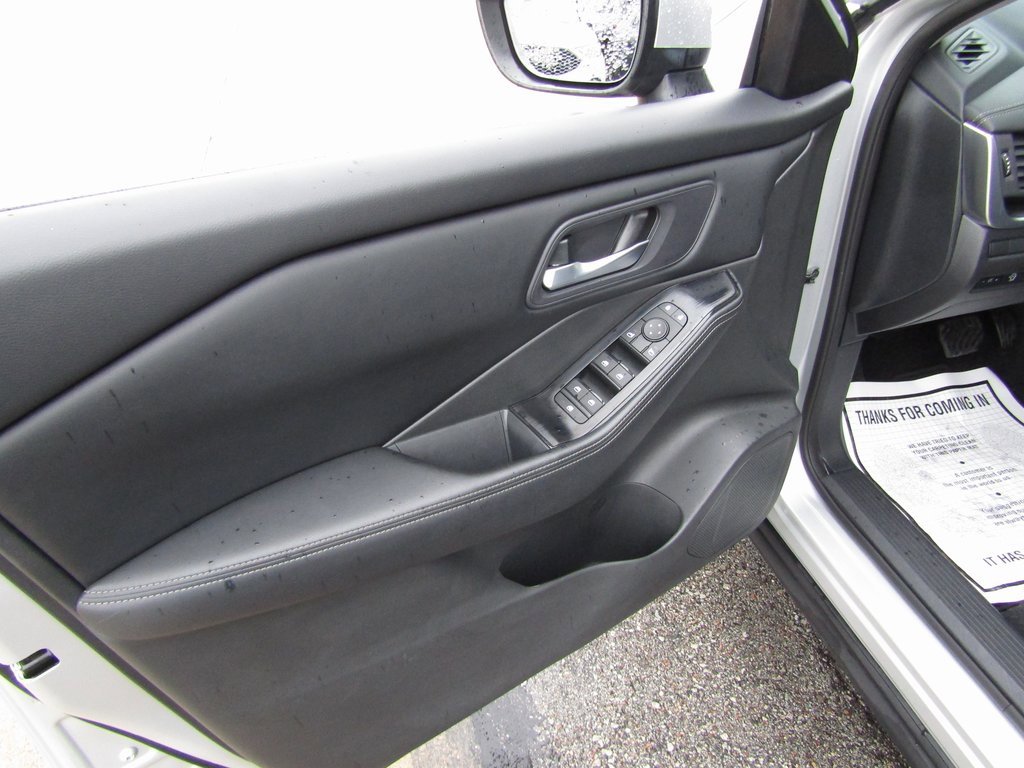 2024 Nissan Rogue SV photo 14