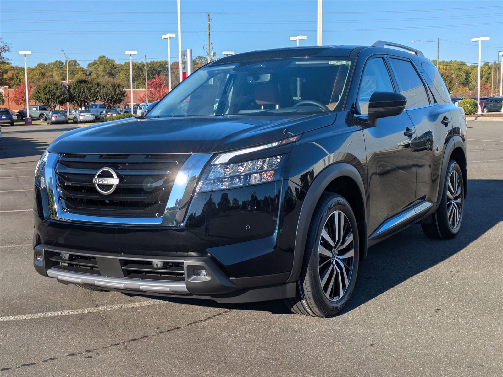 2025 Nissan Pathfinder Platinum's photo