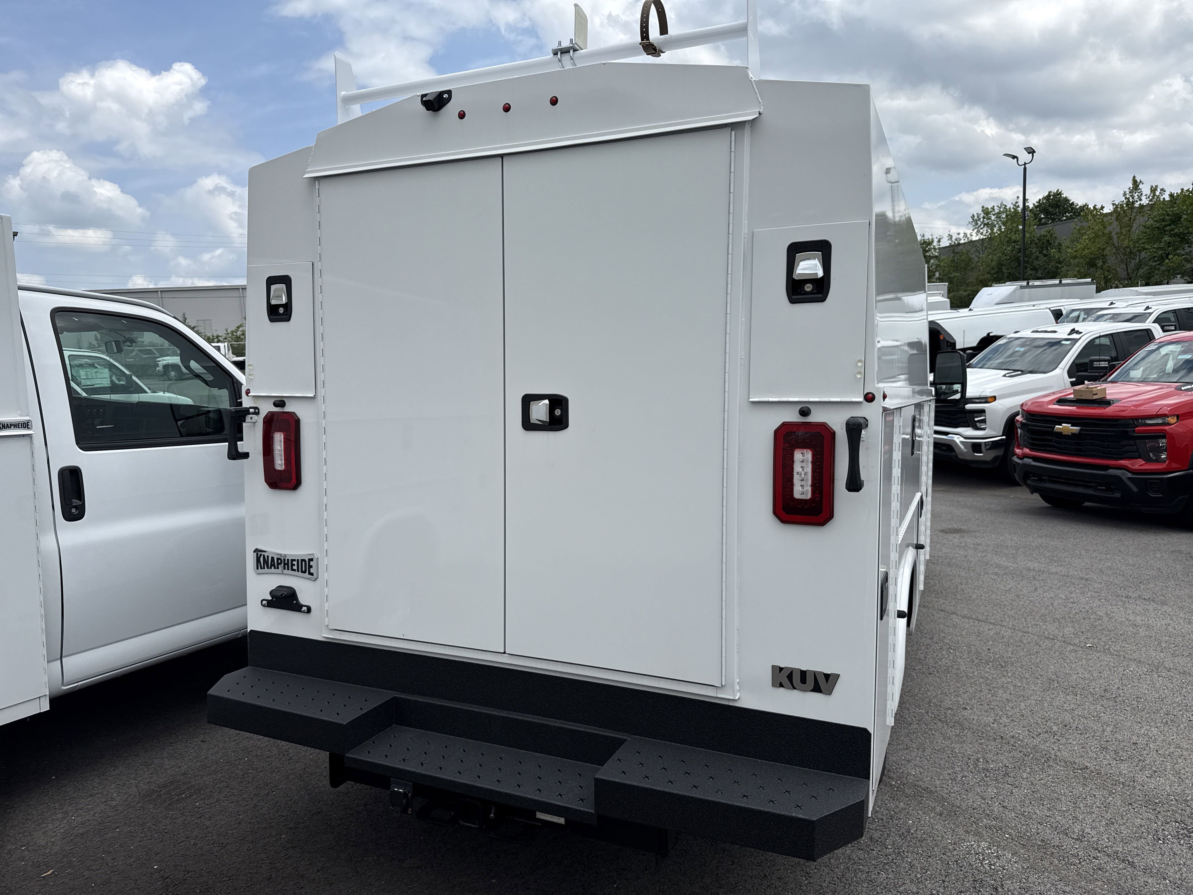 2025 Chevrolet Express Cutaway 3500 photo 4