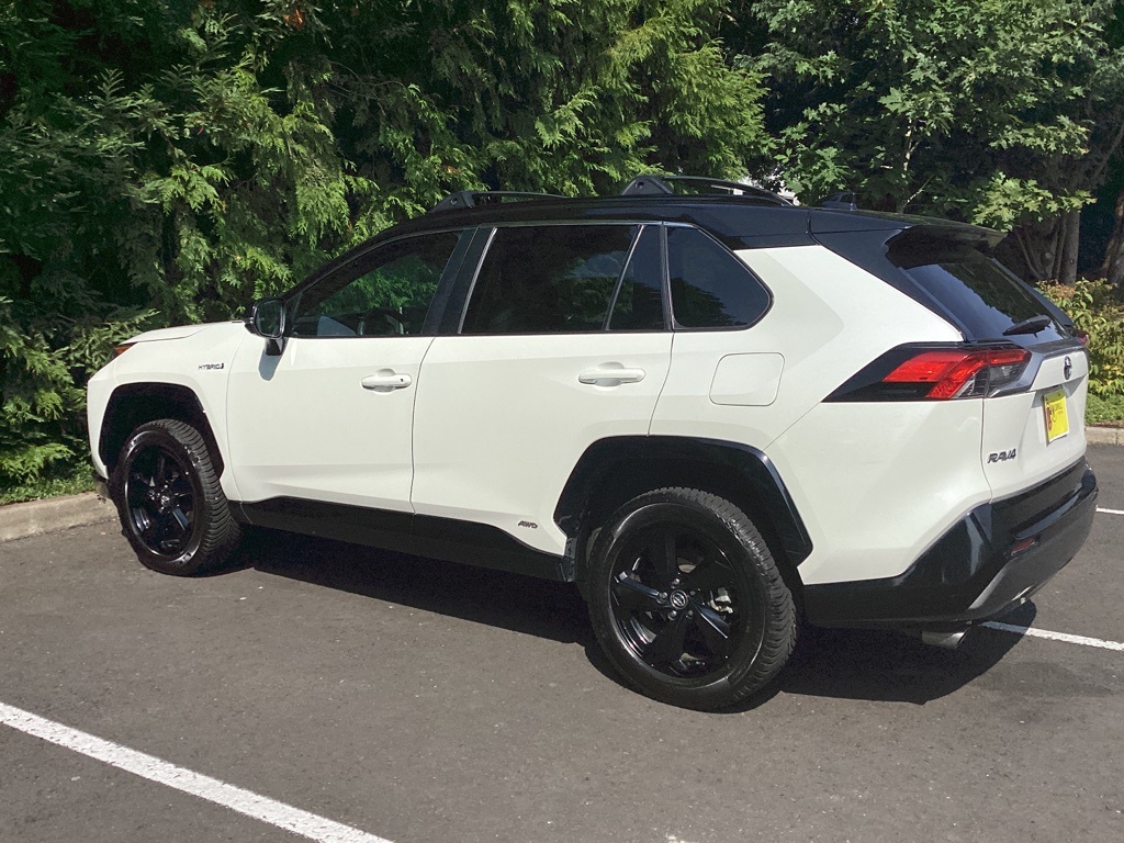 2020 Toyota RAV4 Hybrid XSE photo 8