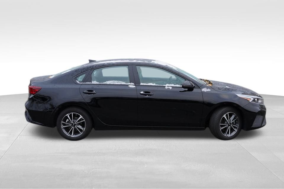 2023 Kia Forte LXS photo 3