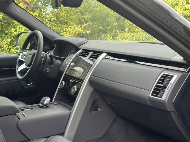 2025 Land Rover Discovery S photo 17
