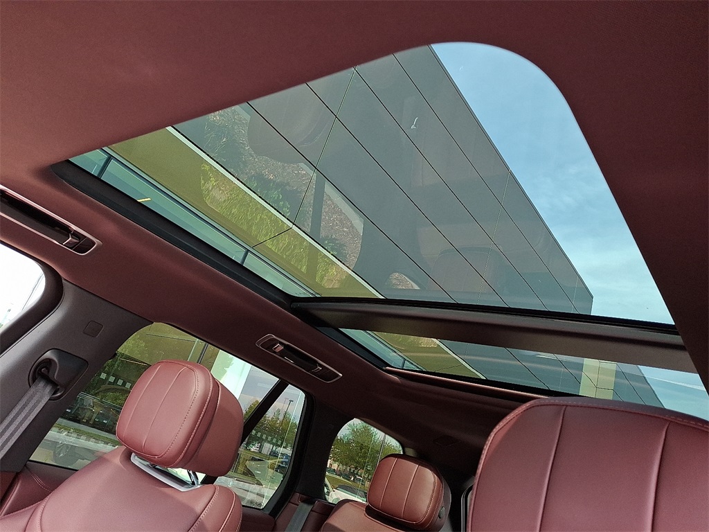2025 Land Rover Range Rover SE photo 11