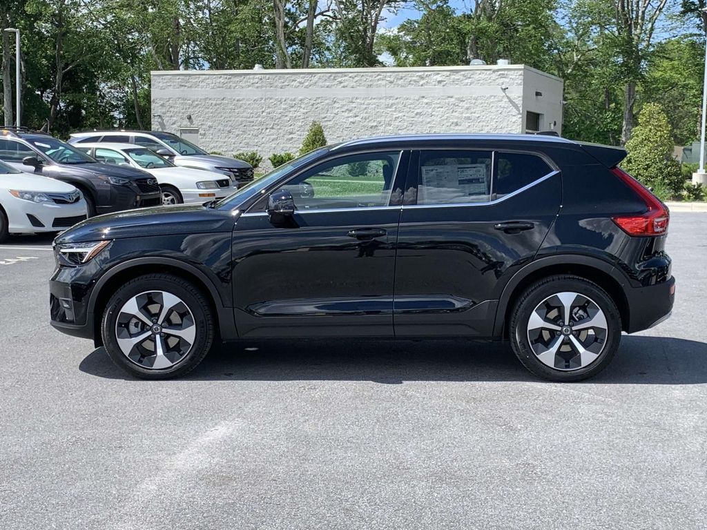 2025 Volvo XC40 AWD Plus photo 18