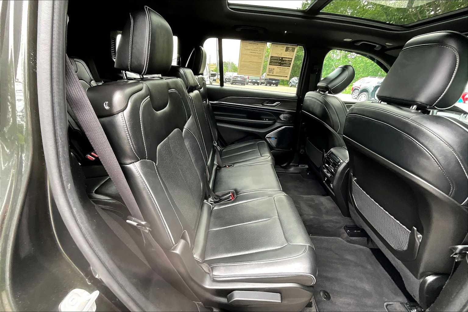 2022 Jeep Grand Cherokee Overland photo 18