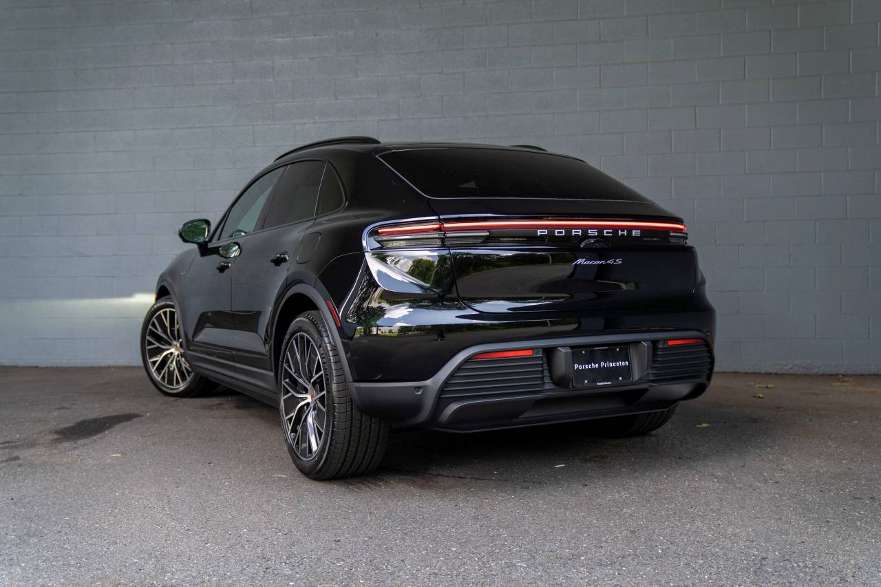 2025 Porsche Macan Electric photo 3