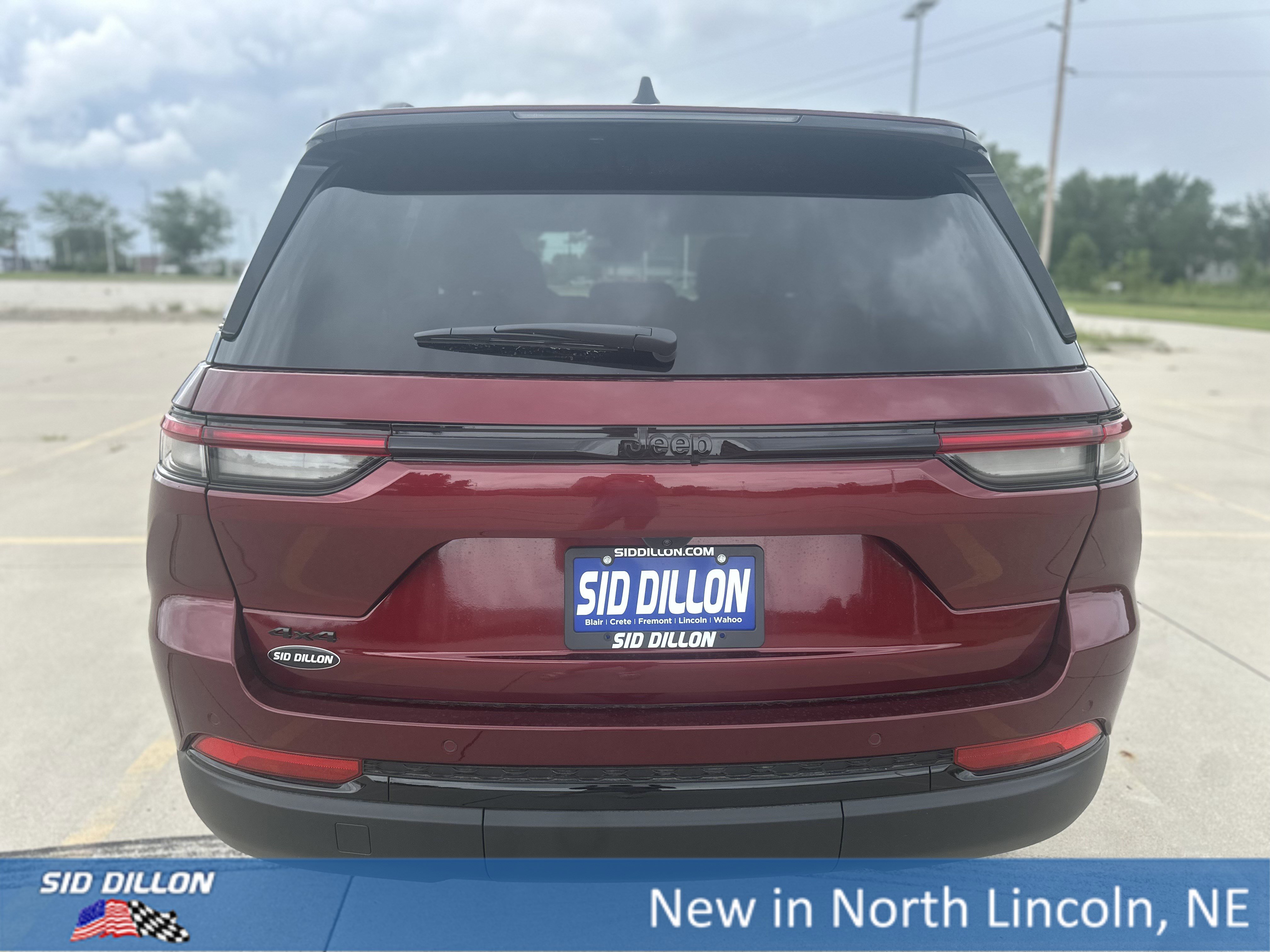 2025 Jeep Grand Cherokee Laredo Altitude photo 3