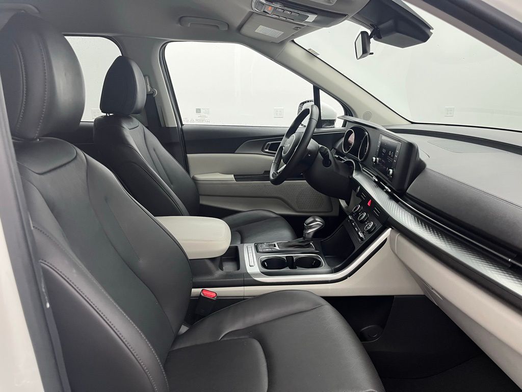 2024 Kia Carnival LX photo 31