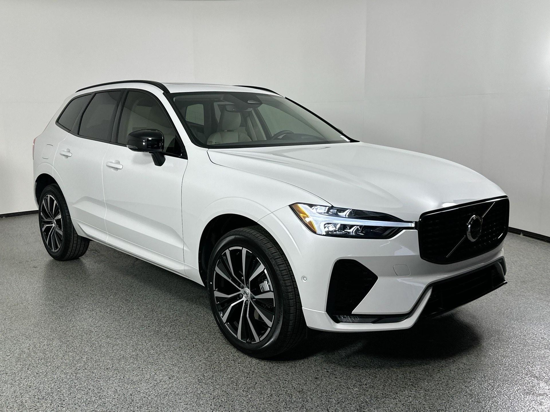 2025 Volvo XC60 B5 Plus photo 3