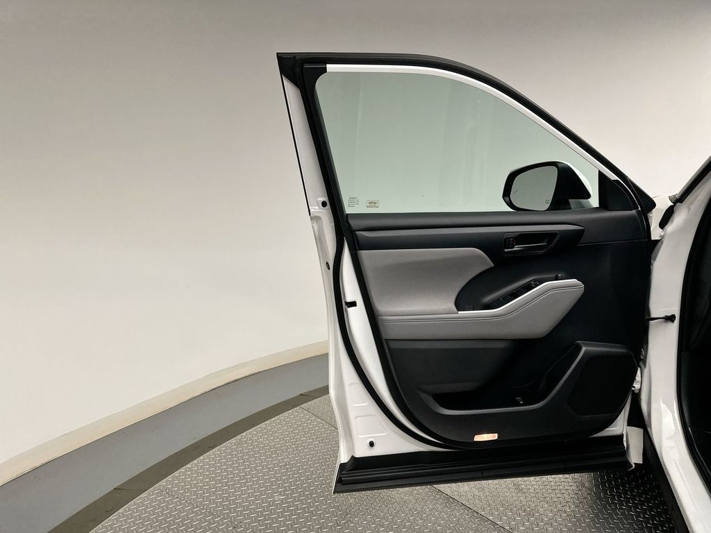 2020 Toyota Highlander L photo 9